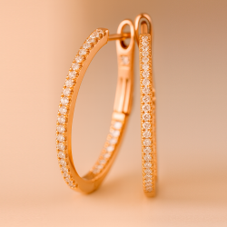 Creoler i 14 kt. guld er smukt pavbesat med 0,26 ct W/SI brillanter