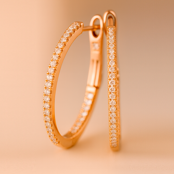 Creoler i 14 kt. guld er smukt pavbesat med 0,26 ct W/SI brillanter