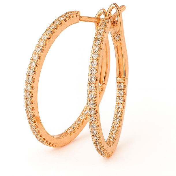 Creoler i 14 kt. guld er smukt pavbesat med 0,26 ct W/SI brillanter