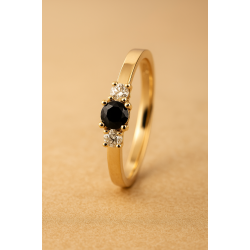 14 kt. guldring med dyb Bl Safir og 0,11 ct. naturlige diamanter (W/SI). 