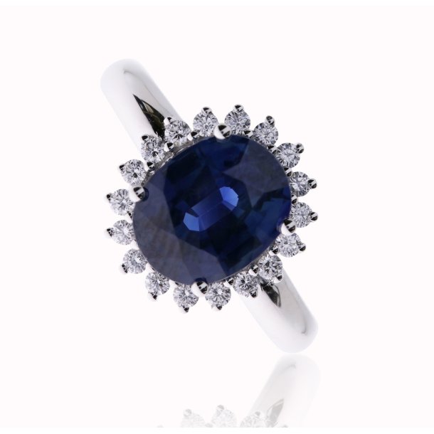 14kt Hvidguld ring med 4.48ct Royal Blue Madagascar Safir og 0.30ct brillanter