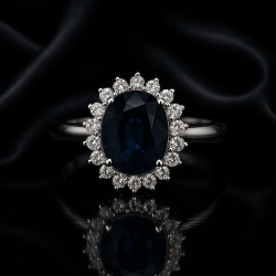 14kt Hvidguld ring med 4.48ct Royal Blue Madagascar Safir og 0.30ct brillanter