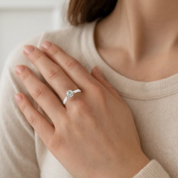 14 kt. hvidguldsring med 1,01 ct. labgrown diamant (E / VVS2)