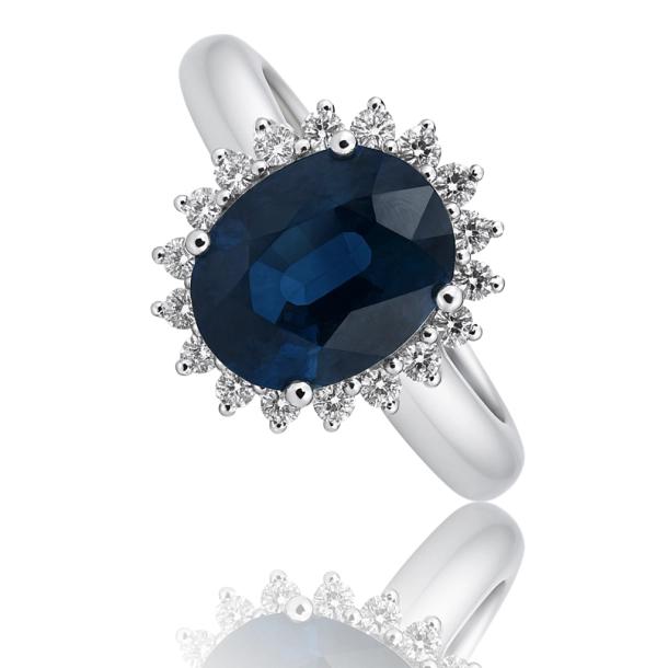 14kt Hvidguld ring med 4.48ct Royal Blue Madagascar Safir og 0.30ct brillanter